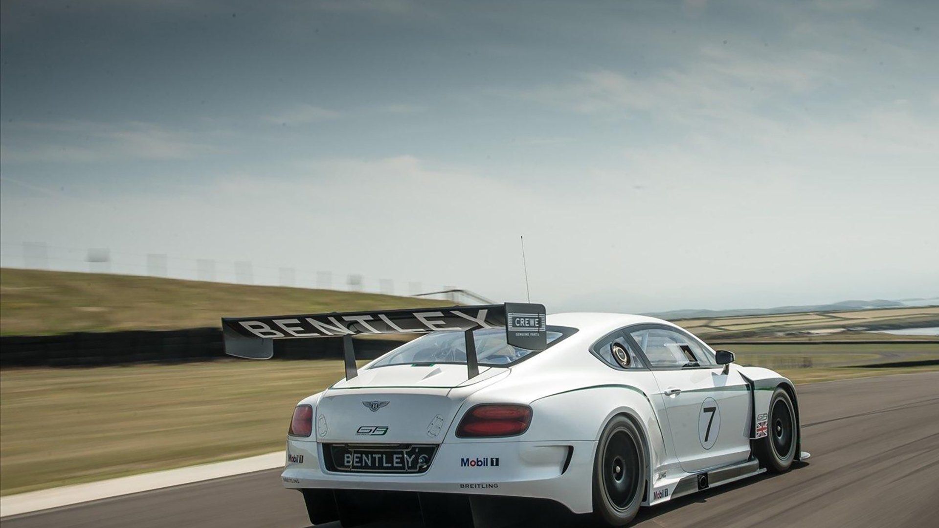 “东安湖体育公园：龙舟赛水上力量对决，速战速决”